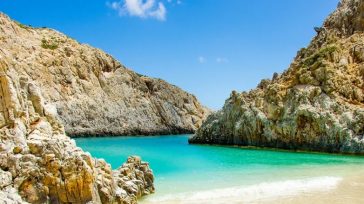 Κρήτη: «Μαγνήτης» επισκεπτών η παραλία με τα καταγάλανα νερά