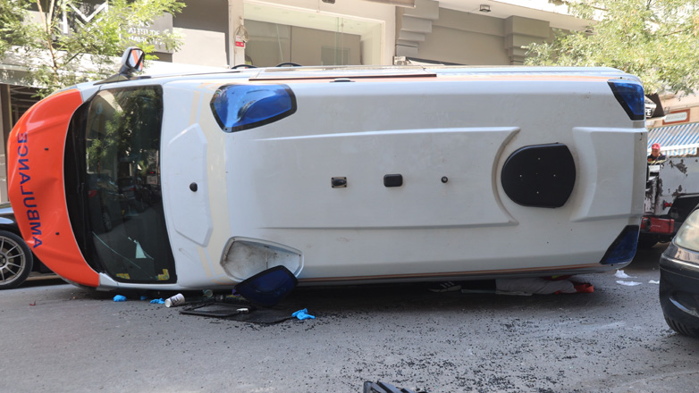 Βίντεο ντοκουμέντο από την ανατροπή του ιδιωτικού ασθενοφόρου στο Γουδί