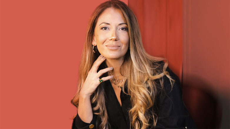 Η Γιώτα Τσιμπρικίδου σε μια σπάνια συνέντευξη: «Μου έλεγαν ότι αν δεν γίνω ξανθιά, δεν θα κάνω ποτέ καριέρα!»