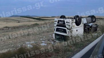 Εκτροπή νταλίκας έξω από τη Λάρισα – Τραυματίστηκε ο οδηγός