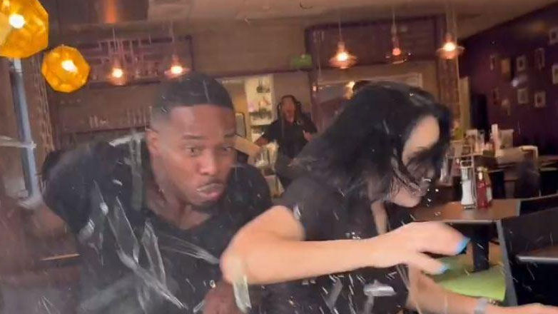 ΗΠΑ: Ζευγάρι γλιτώνει από θαύμα, όταν SUV πέφτει πάνω τους σε εστιατόριο ΗΠΑ: Ζευγάρι γλιτώνει από θαύμα, όταν SUV πέφτει πάνω τους σε εστιατόριο