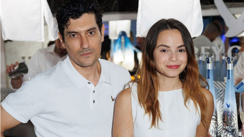 Αργύρης Πανταζάρας: Απαθανατίζει την σύζυγό του, Σίσσυ Τουμάση, ολόγυμνη στην παραλία