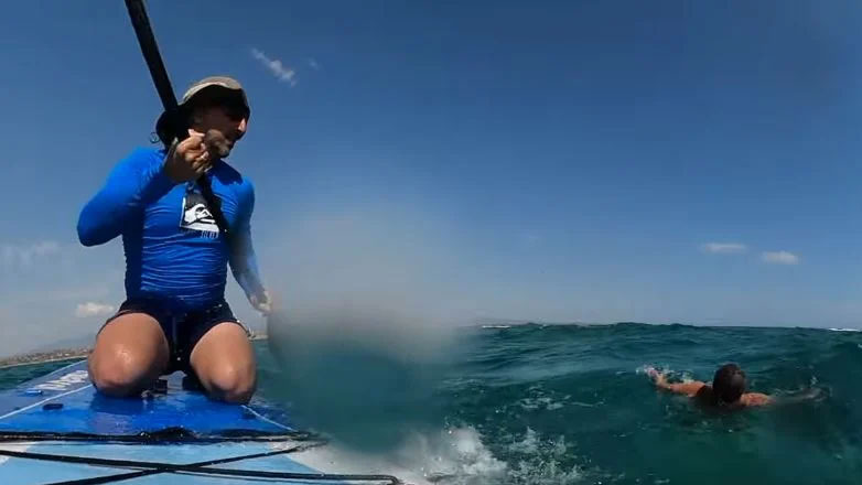 Ήρωας με σανίδα: Έσωσε πατέρα και δύο παιδιά, στα κύματα της Επανομής