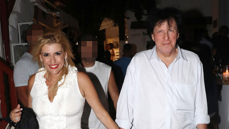 Φραντζέσκα Παραρά – Μιχάλης Τσαουσόπουλος: Χέρι-χέρι στα στενά της Μυκόνου – Φωτογραφίες