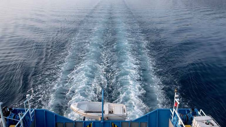 Οι Έλληνες «αγόρασαν διακοπές», αντί για ρούχα και παπούτσια