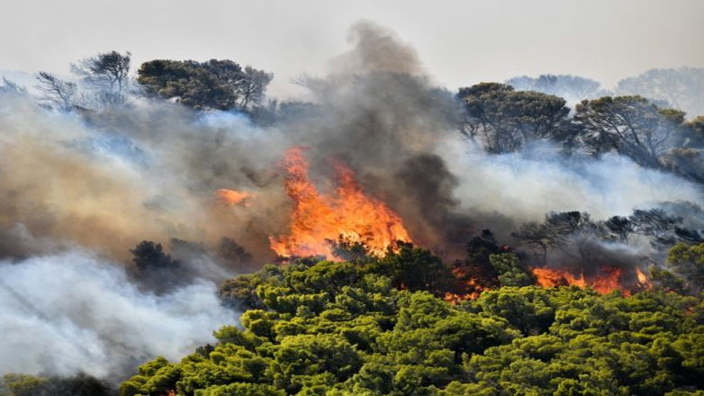 Μεγάλη φωτιά σε εξέλιξη στα Δερβενοχώρια