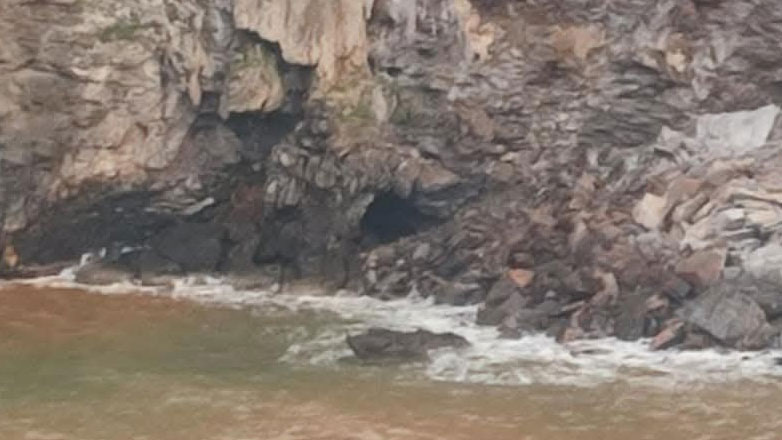 Άνδρος: Μεγάλη κατολίσθηση στην παραλία Συνετίου