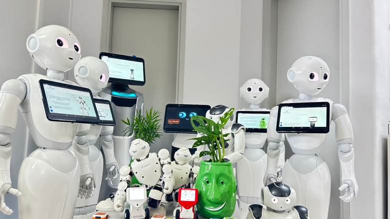 Ρομπότ που μιλάει 120 γλώσσες ξεναγεί επισκέπτες στον δήμο Βόλβης