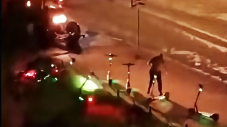 Υπάλληλος του δήμου απηύδησε με τα παρκαρισμένα στο πεζοδρόμιο ηλ. πατίνια και τα… “σούταρε” (Βίντεο) 