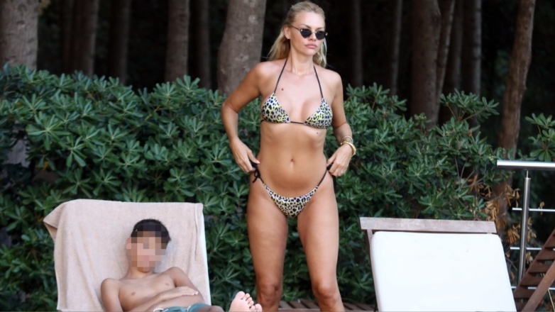 Νάταλι Θάνου: Η Playmate 2007 σε χαλαρές στιγμές μαζί με τον 12χρονο γιο της σε πολυτελές ξενοδοχείο στη Ρόδο