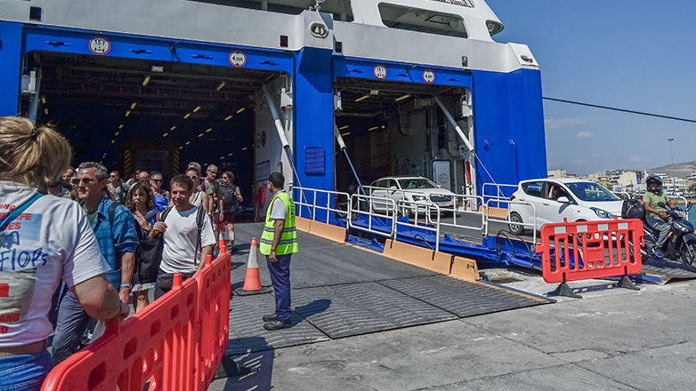 Απέπλευσε το «Blue Star Mykonos» μετά την άρση της απαγόρευσης απόπλου