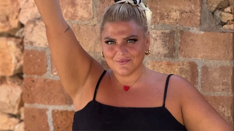 Δανάη Μπάρκα: Η τόπλες φωτογραφία της από τις διακοπές της στη Σύρο – Ποζάρει ξαπλωμένη στο κρεβάτι