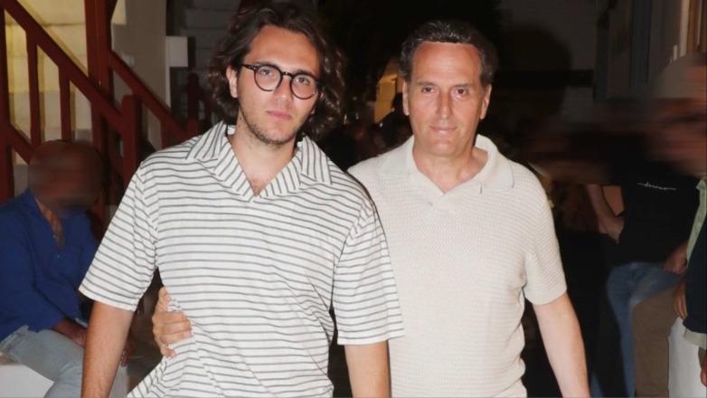 Μιχάλης Δημητρακόπουλος: Σπάνια βραδινή κοινή εμφάνιση στη Μύκονο με το γιο του – Φωτογραφίες
