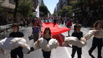 Θεσσαλονίκη: Με λευκά σακιά που προσομοίαζαν σε σωρούς παιδιών η πορεία υπέρ του παλαιστινιακού λαο
