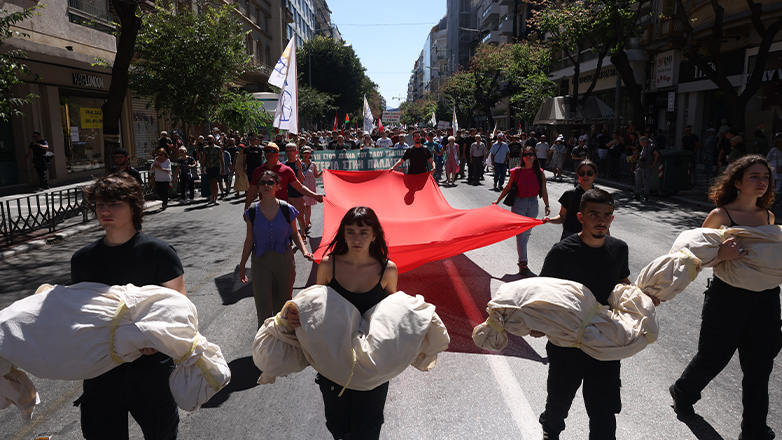 Θεσσαλονίκη: Με λευκά σακιά που προσομοίαζαν σε σωρούς παιδιών η πορεία υπέρ του παλαιστινιακού λαο