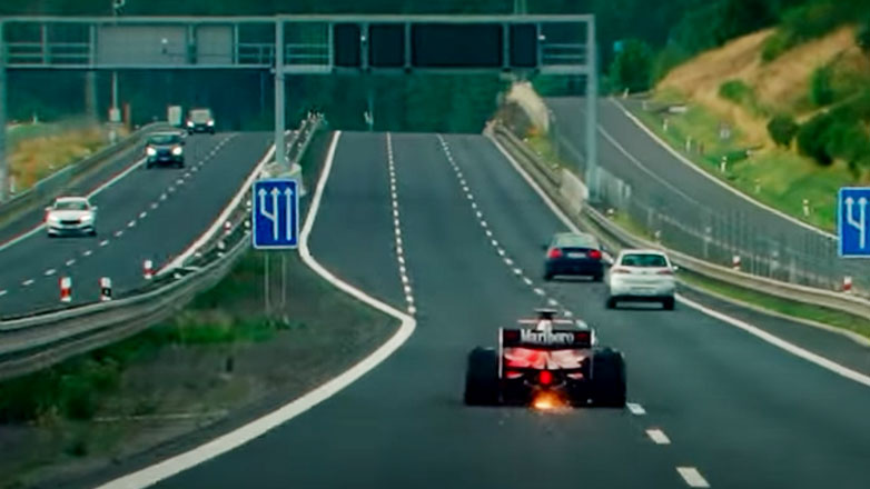 Η αστυνομία αναζητά τον άνδρα που οδήγησε μονοθέσιο με V8 κινητήρα F1 στην εθνική οδό (Βίντεο) 