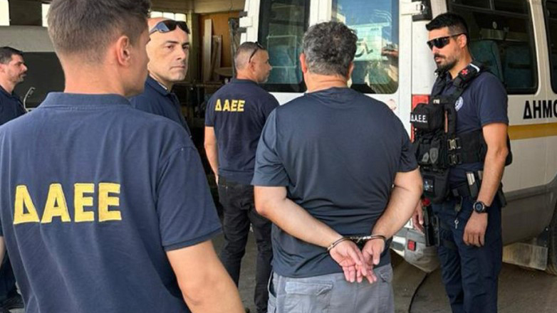 Συνελήφθη μόνιμος υπάλληλος του Δήμου Παλλήνης για εμπρησμούς