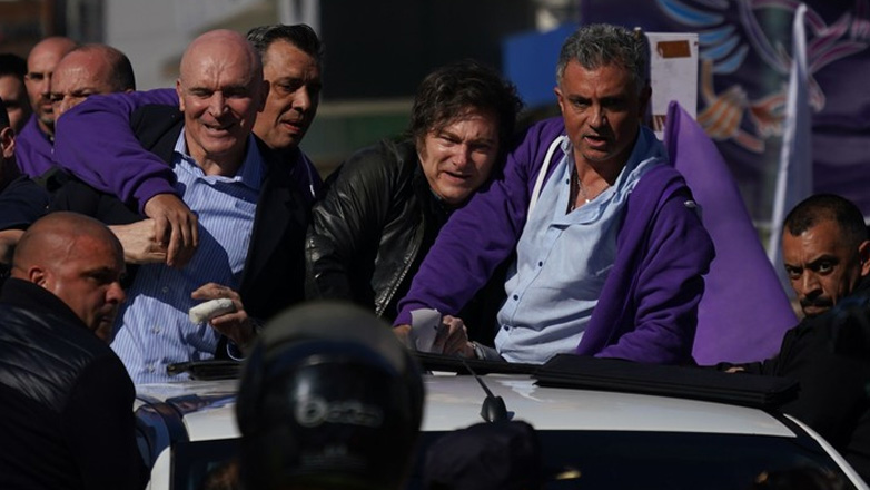 Αργεντινή: Διαδηλωτές πέταξαν πέτρες και μπουκάλια στον πρόεδρο Μιλέι