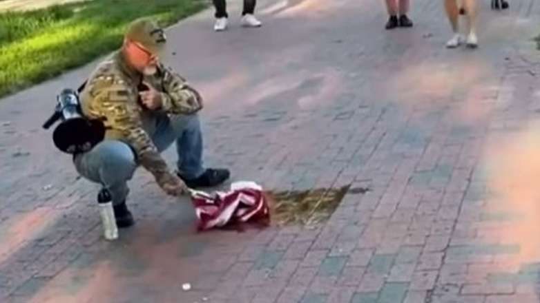 Συνελήφθη διαδηλωτής που έβαλε φωτιά σε σημαία των ΗΠΑ κοντά στον Λευκό Οίκο Συνελήφθη διαδηλωτής που έβαλε φωτιά σε σημαία των ΗΠΑ κοντά στον Λευκό Οίκο