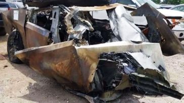 Μέθυσε, τράκαρε και κάηκε ζωντανός – Τώρα η οικογένειά του μηνύει το μπαρ που τον σέρβιρε αλλά και την Tesla