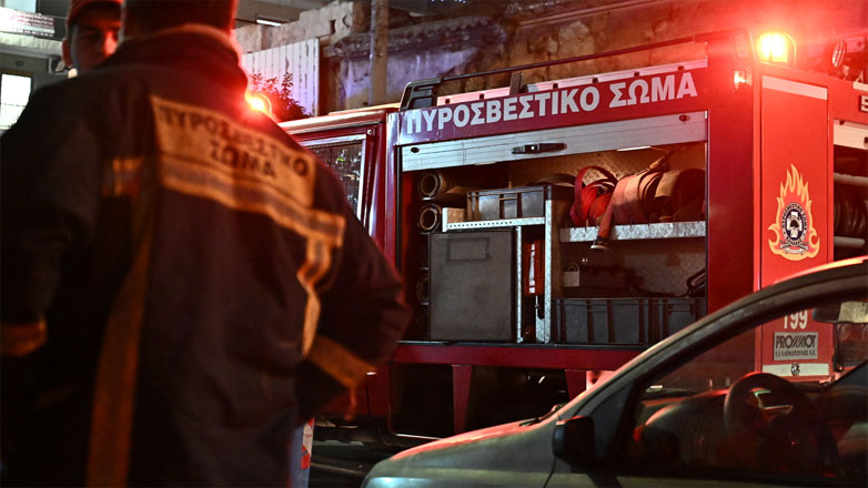 Φωτιά σε εγκαταλελειμμένο κτήριο στο κέντρο της Αθήνας