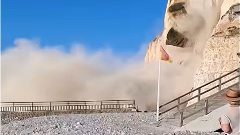 Τεράστιο τμήμα βράχου κατέρρευσε κοντά στην παραλία Petites Dalles, στη Νορμανδία