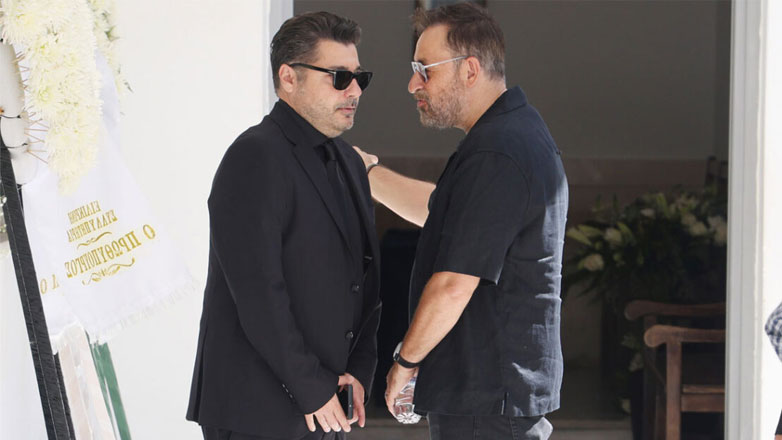 Λάμπρος Κωνσταντάρας: «Συντετριμμένος» στην κηδεία του πατέρα του – «Μακάρι να επέστρεφε για λίγο»