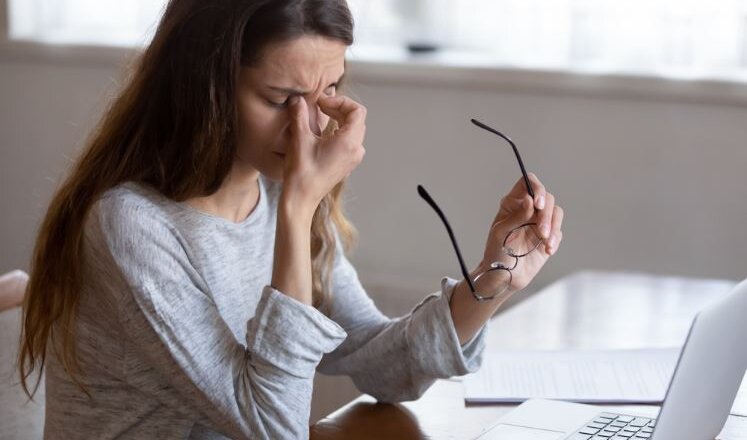 Τι μπορεί να κρύβουν οι ξαφνικές λάμψεις και τα αυξημένα «μυγάκια» στα μάτια