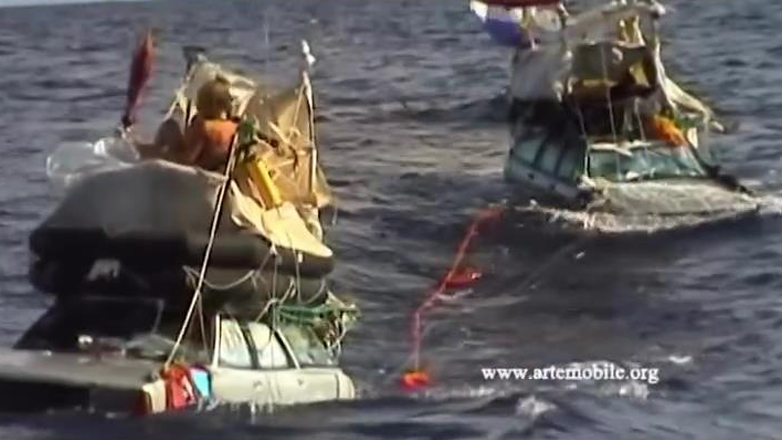 Διέσχισαν τον Ατλαντικό μέσα σε δύο μισοβυθισμένα αυτοκίνητα