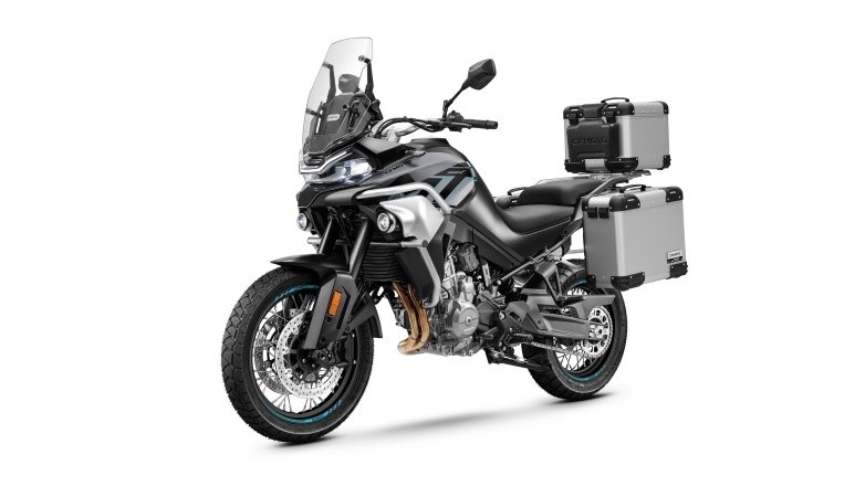 Τώρα η CFMOTO 800MT με δώρο σετ βαλίτσες