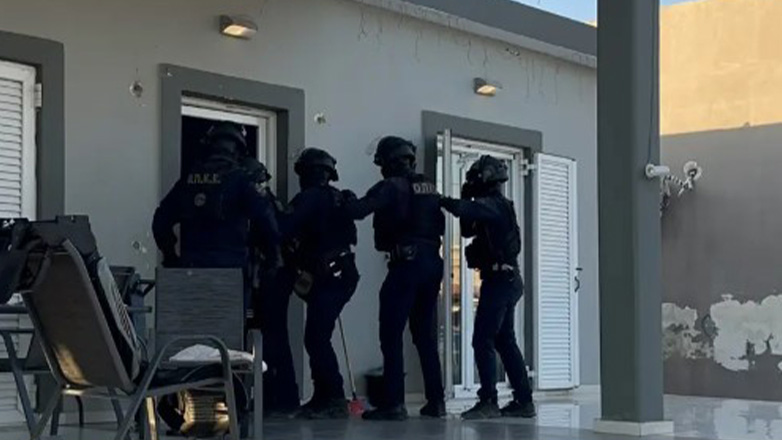 Δώδεκα συλλήψεις σε οικισμό του Ασπροπύργου