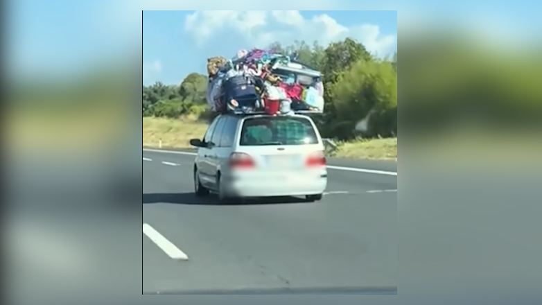 Ιταλία:  Κυκλοφορούσε με… «όλο του το σπίτι» στην οροφή του αυτοκινήτου – Βίντεο