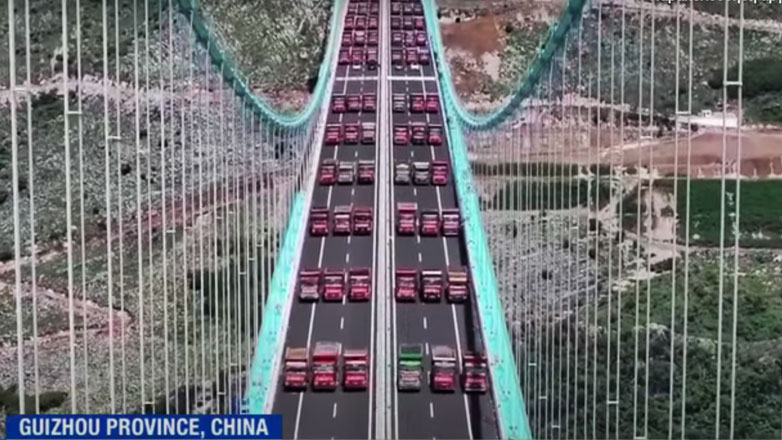 Εντυπωσιακό: Δείτε πως ελέγχουν την αντοχή της νέας, πανύψηλης γέφυρας στην Κίνα (Βίντεο) 