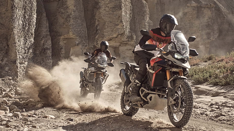 Η Triumph ετοιμάζει τις νέες ειδικές εκδόσεις της Tiger 900, Alpine και Desert