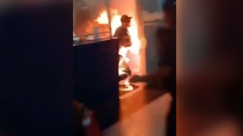 Καζακστάν: Πυρπολήθηκε άντρας στο γκισέ αεροδρομίου