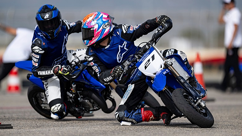 Ο Jonathan Rea και ο Remy Gardner εντυπωσιάζουν στην 1η μέρα του Yamaha BLU CRU Master Camp