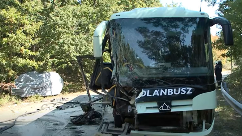 Σοκαριστικό τροχαίο από λάθος δοκιμαστή της BMW – Έπεσε πάνω σε πούλμαν στέλνοντας 8 στο νοσοκομείο (Βίντεο) 