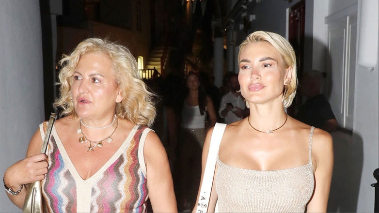 Αλεξάνδρα Παναγιώταρου: Νυχτοπερπατήματα στα στενά της Μυκόνου με την μητέρα της, Έφη Καναβού