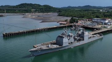 Αμερικανικό καταδρομικό διασχίζει τη διώρυγα του Παναμά και προωθείται ανοικτά της Βενεζουέλας