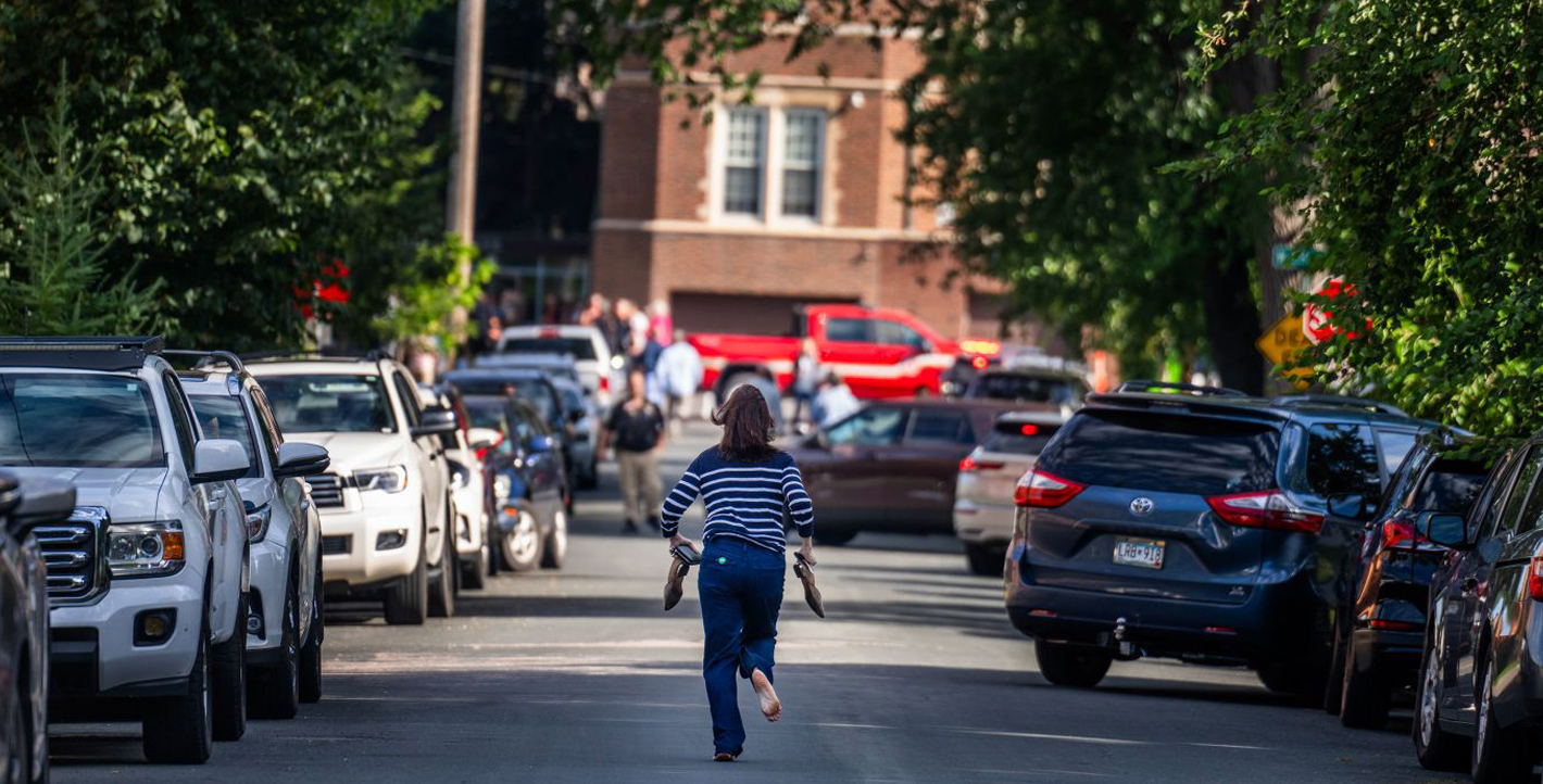Μινεάπολη: Μάνα τρέχει να δει αν ζει το παιδί της από τους πυροβολισμούς, κρατώντας τα παπούτσια της στα χέρια