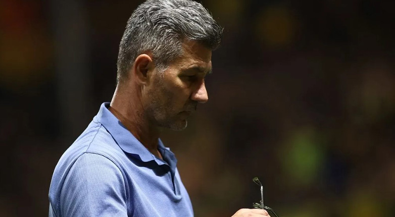 Επισφαλές το μέλλον του Ουζουνίδη στον πάγκο του Άρη