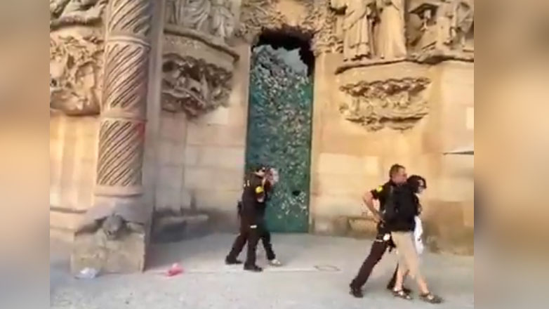 Βαρκελώνη: Έριξαν κόκκινη μπογιά στη Σαγράδα Φαμίλια