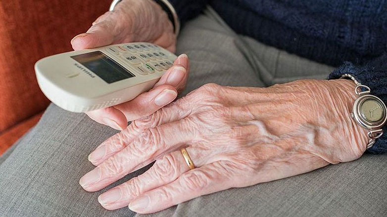 Προσποιήθηκε τη βοηθό λογιστή και έκλεψε 40.000 ευρώ από ηλικιώμενη