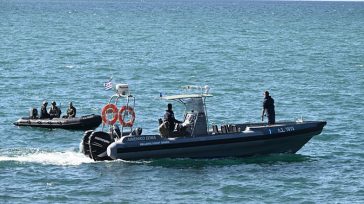 Βίντεο: Η στιγμή που ο Τούρκος κρατούμενος βουτάει στη θάλασσα