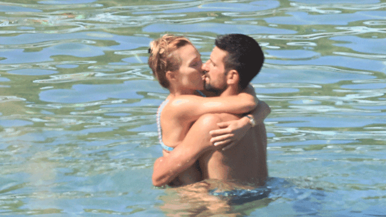 Novac Djokovic: Τα τρυφερά φιλιά με την σύζυγό του, Jelena Pack σε γνωστή παραλία της Μυκόνου – Φωτογραφίες