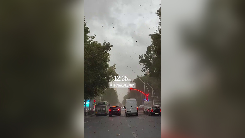 Η βροχή και η ομίχλη «κατέλαβαν» τα Τίρανα