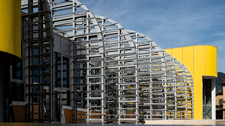 MADE IN MANDELLO – Όταν το Παρελθόν Συναντά το Μέλλον στο Λίκνο της Moto Guzzi