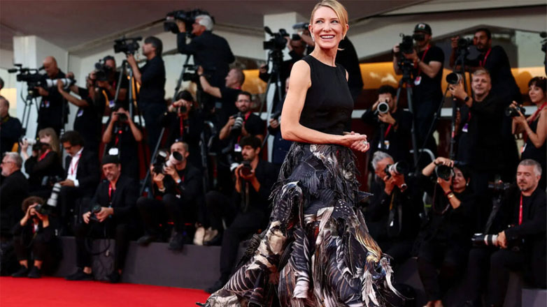 Cate Blanchett: Άφησε άφωνο το κοινό με την εντυπωσιακή εμφάνισή της στο κόκκινο χαλί της Βενετίας
