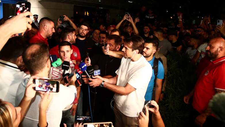 Ήρθε στην Αθήνα και αποθεώθηκε από 2.000 φιλάθλους του Ολυμπιακού ο Ποντένσε: «Προσπαθώ να μην κλάψω από τη συγκίνηση»