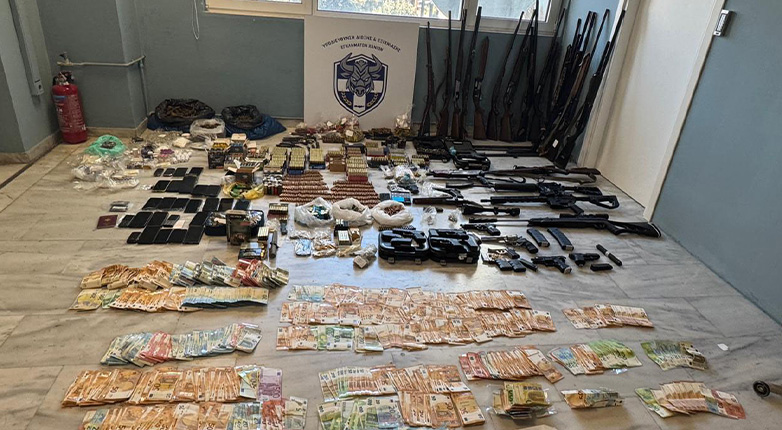 Στη δημοσιότητα το οπλοστάσιο και το θησαυροφυλάκιο της εγκληματικής οργάνωσης στην Κρήτη